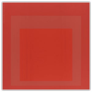 Op de afbeelding: Abstract schilderij met een rode achtergrond en drie concentrische vierkanten in grijstinten.