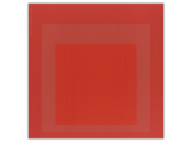Op de afbeelding: Abstract schilderij met een rode achtergrond en drie concentrische vierkanten in grijstinten.