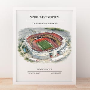 Pode incluir: Impressão emoldurada do Northwest Stadium em Summerfield, MD. A imagem mostra uma vista aérea do estádio, com assentos vermelhos e castanhos, um campo verde e edifícios circundantes. Inclui a capacidade e o ano de abertura.