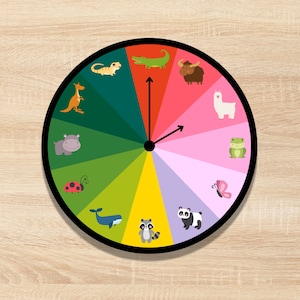 Puede incluir: Una rueda colorida con 12 secciones, cada una con un animal o insecto diferente. La rueda está dividida en secciones de rojo, naranja, amarillo, verde, azul, morado y rosa. Los animales incluyen una mariquita, una rana, una mariposa, un panda, un mapache, una ballena, un hipopótamo, un canguro, un lagarto, un yak, una alpaca y un caimán.