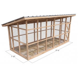 Può includere: Un grande recinto per animali in legno con tetto metallico inclinato e pareti in rete metallica. La struttura presenta un telaio rettangolare con una porta a battente sul lato destro. Le dimensioni indicate sono 5,33 m per 2,39 m.