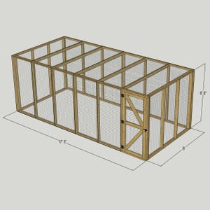 Puede incluir: Una caseta para perros de madera con un recinto de malla metálica. La caseta tiene una puerta con un pestillo y mide 5,3 metros de largo, 2 metros de alto y 2,4 metros de ancho.