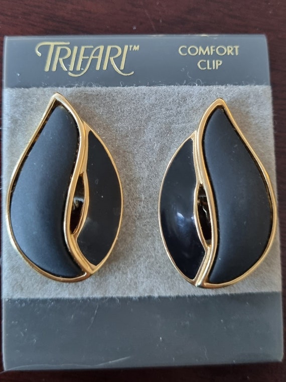 TRIFARI Black & Gold Comfort Clip Earrings - signe