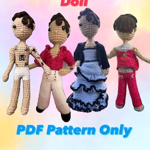 Puede incluir: Cuatro muñecas de crochet de Harry Styles con diferentes atuendos. Las muñecas están de pie en fila y todas visten atuendos diferentes. El texto "Harry Styles Crochet Doll" está en la parte superior de la imagen y el texto "PDF Pattern Only" está en la parte inferior de la imagen.
