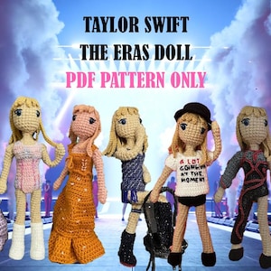 Puede incluir: Un conjunto de siete muñecas de crochet, cada una representando una era diferente de la carrera musical de Taylor Swift. Las muñecas están vestidas con atuendos inspirados en sus álbumes, incluyendo "Fearless", "Red", "1989", "Reputation", "Lover", "Folklore" y "Evermore". Las muñecas están de pie en un escenario con un fondo de nubes y luces. El texto "TAYLOR SWIFT THE ERAS DOLL PDF PATTERN ONLY" se muestra sobre las muñecas.