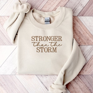 Stärker als der Sturm besticktes Sweatshirt | Bestickter Rundhalsausschnitt