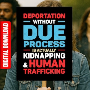 Pode incluir: Uma placa preta com o texto "DEPORTATION WITHOUT DUE PROCESS IS ACTUALLY KIDNAPPING & HUMAN TRAFFICKING" em branco, vermelho e azul. A placa é segurada por uma pessoa vestindo uma jaqueta jeans. As palavras "DOWNLOAD DIGITAL" estão no lado esquerdo.