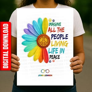 Op de afbeelding: Een witte poster met een kleurrijke madelief-illustratie en een vredesteken in het midden. De bloemblaadjes zijn in regenboogkleuren. De tekst luidt "Imagine All The People Living Life In Peace" met John Lennons naam.