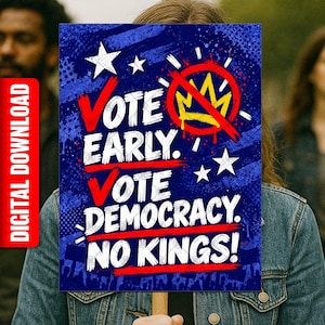 Könnte beinhalten: Ein rechteckiges Schild mit blauem Hintergrund, weißen Sternen und einer abgenutzten Textur. Der Text lautet VOTE EARLY. VOTE DEMOCRACY. NO KINGS! in weißer und roter Schrift, mit einer gelben Krone, die von einem roten Kreis durchgestrichen ist.