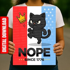 Peut inclure: Une affiche avec une illustration de chat noir, une couronne dorée et le mot "NOPE" en gras. Le fond présente des rayures rouges et bleues avec des étoiles, et le texte "SINCE 1776". L'affiche est étiquetée "TÉLÉCHARGEMENT NUMÉRIQUE".