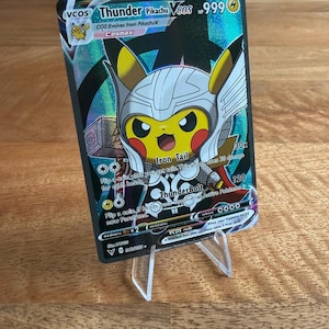 Pokémon Åskguden Thor Pikachu Kostym Cosplay Anpassad Fan Art Samlarkort med Kvalitetsholografisk Folie