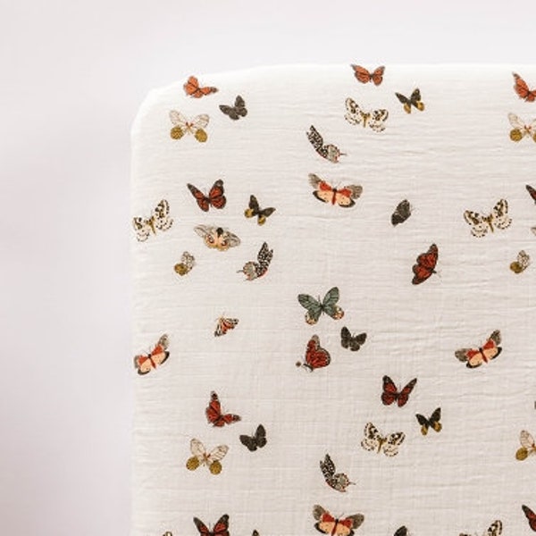 Drap pour lit de bébé en coton bio, champignons et papillons | Cadeau pour bébé | Idée cadeau pour baby shower