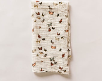 Schmetterlings - Sammler - Swaddle von Clementine Kids | Swaddle-Decke aus 100 % Bio-Musselin-Baumwolle | Baby Geschenk | Baby Shower Kinderzimmer Geschenk