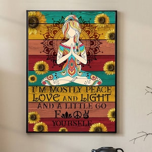 Op de afbeelding: Een kleurrijke vintage poster met een vrouw in een yogahouding. De poster heeft een houtnerf achtergrond met zonnebloemen en de tekst "I'm mostly peace love and light and a little go flow yourself".