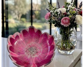 Rosa blom-hartsskål, handgjord dekorativ mittpunkt, blom-hartskonstskål, funktionell hartskonst, blommig heminredning