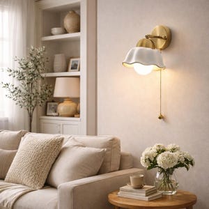 Könnte beinhalten: Ein Set aus drei Keramikbechern mit gesprenkelter, matter Oberfläche. Die Becher sind in Creme-, Hellgrau- und Dunkelgrautönen gehalten. Jeder Becher hat ein schlichtes, minimalistisches Design.