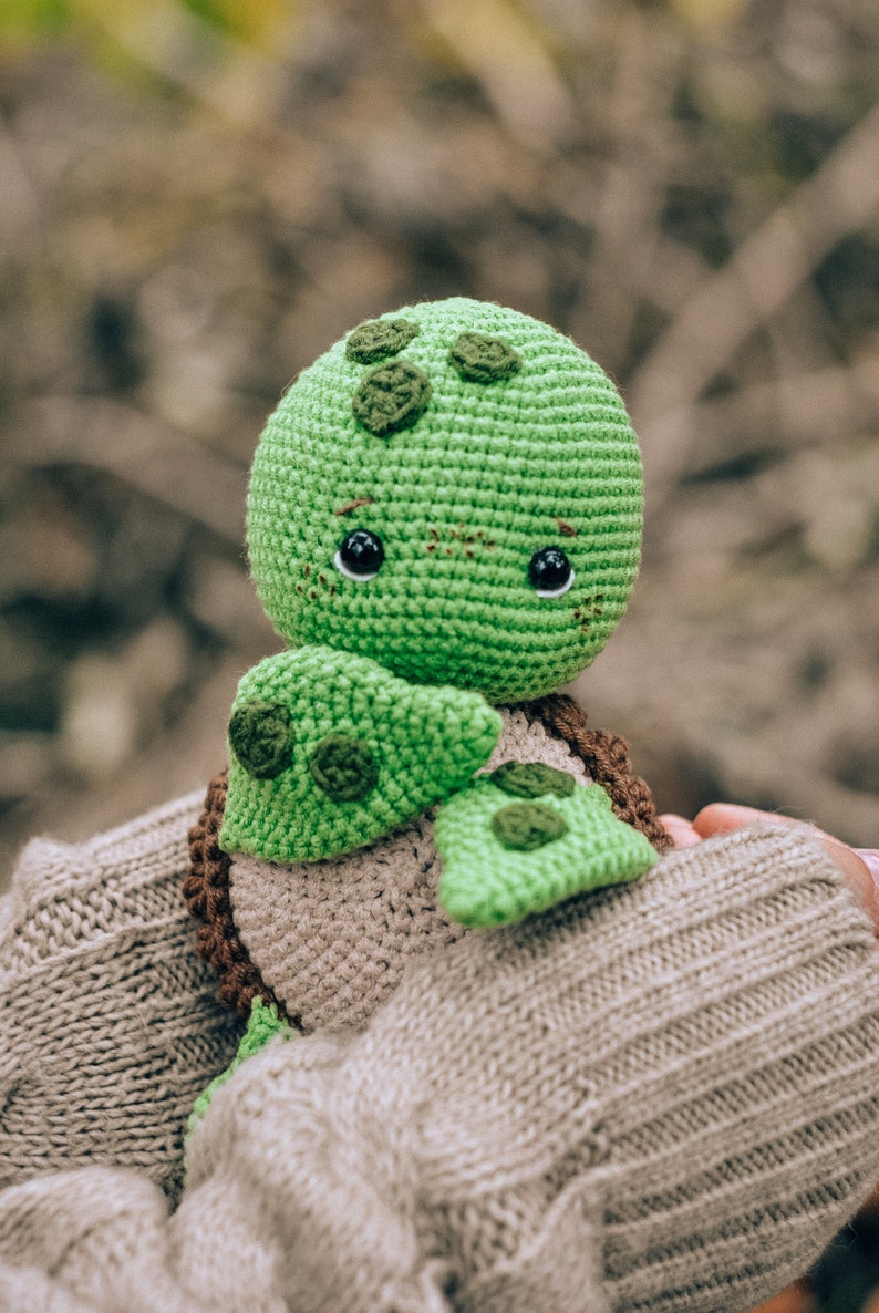 This is PDF English/German crochet pattern. Using this pattern you will crochet a cute turtle. Amigurumi turtle crochet pattern.