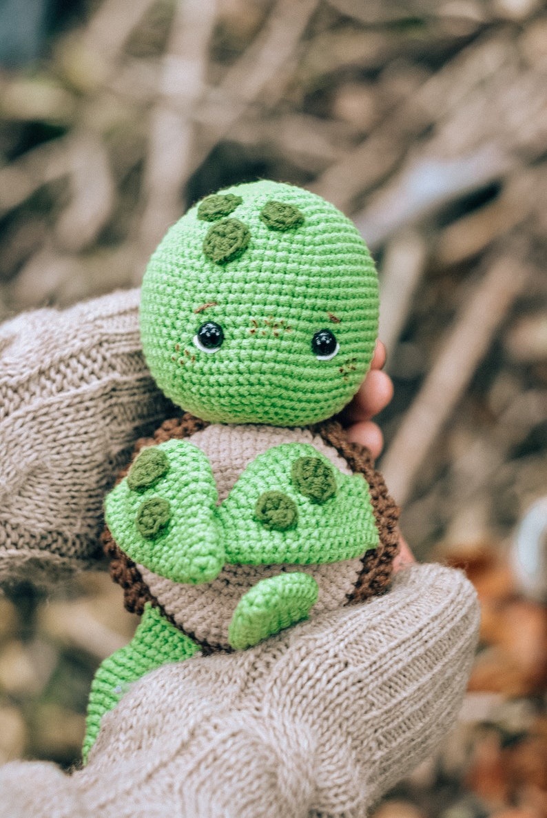 Schildkröte Häkelmuster. Amigurumi Schildkröten Schnittmuster. Niedliches gehäkeltes Schildkrötenmuster. Amigurumi Spielzeug Schnittmuster. Spielzeug Häkelanleitung. Bild 8