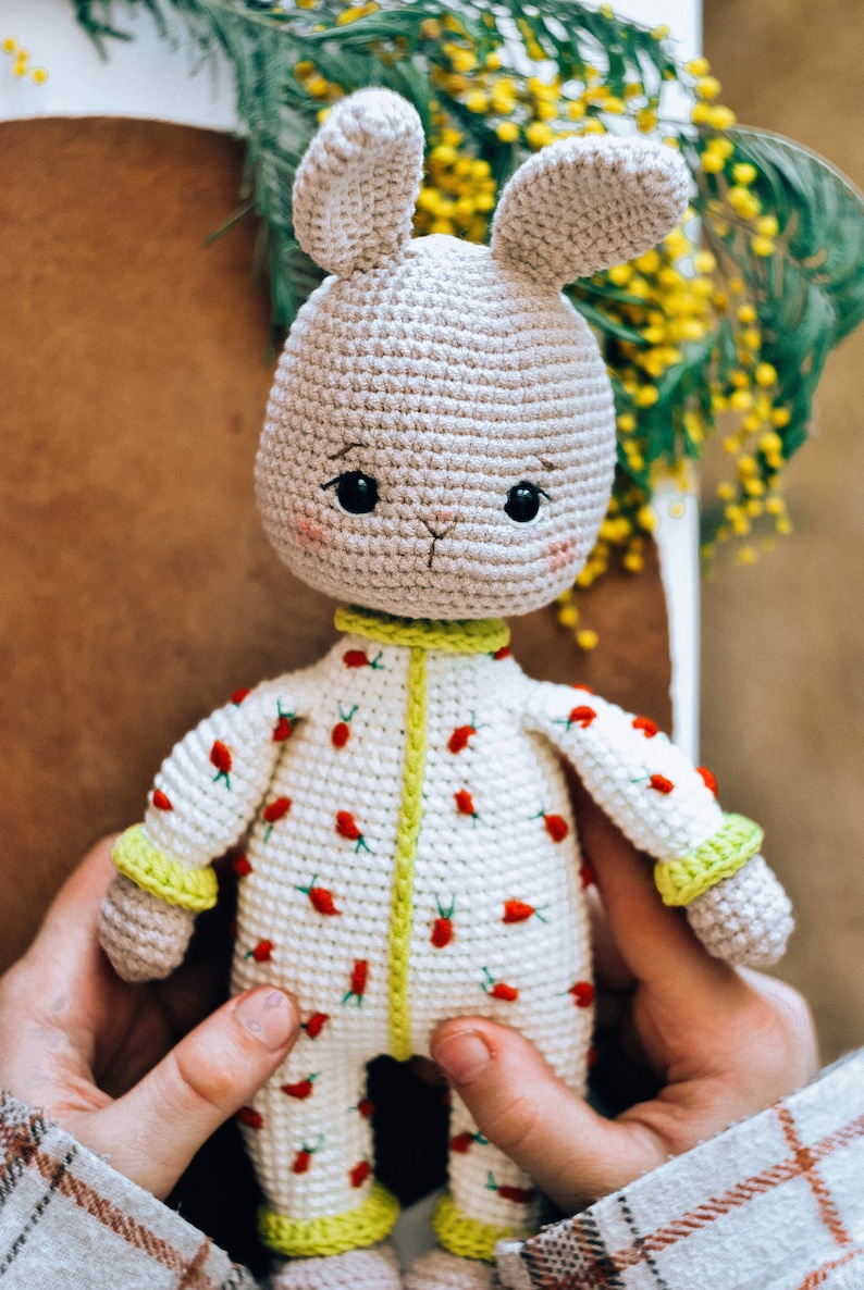 Häschen Häkelanleitung. Süßer gehäkelter Osterhase. Amigurumi Häschen-Muster. Osterhasen Häkelanleitung. Bild 8