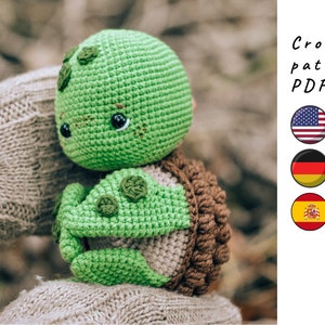 This is PDF crochet pattern in English, German and Spanish. Cute crochet turtle pattern. Amigurumi turtle pattern. Cute turtle crochet pattern.