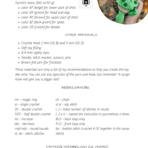 Pu&ograve; includere: Una guida ai modelli all'uncinetto con un elenco di materiali per un amigurumi a forma di tartaruga. I materiali includono filato beige, verde, marrone e crema, uncinetti, occhi di sicurezza e imbottitura per giocattoli. La guida include anche abbreviazioni.
