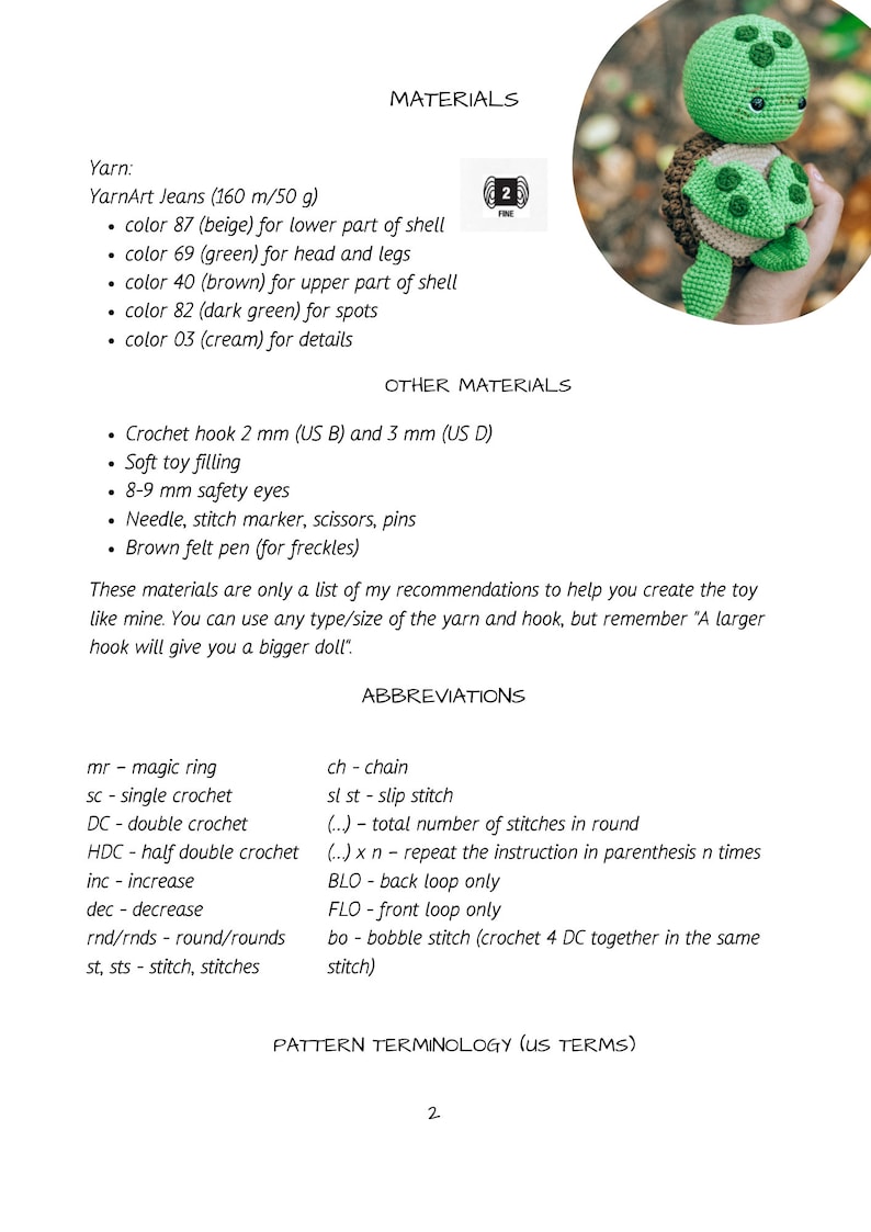 Pu&ograve; includere: Una guida ai modelli all'uncinetto con un elenco di materiali per un amigurumi a forma di tartaruga. I materiali includono filato beige, verde, marrone e crema, uncinetti, occhi di sicurezza e imbottitura per giocattoli. La guida include anche abbreviazioni.