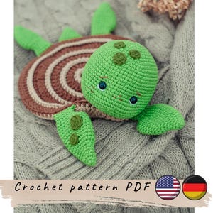 Coperta a forma di tartaruga. La giocosa coperta di sicurezza. Grazioso schema all&#39;uncinetto a forma di tartaruga. Schema all&#39;uncinetto in PDF in inglese e tedesco.