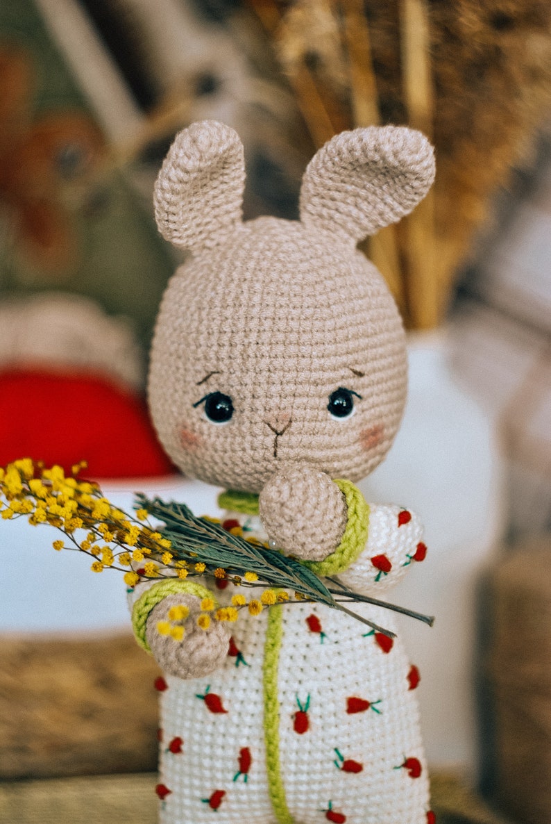 Häschen Häkelanleitung. Süßer gehäkelter Osterhase. Amigurumi Häschen-Muster. Osterhasen Häkelanleitung. Bild 10