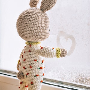 Häschen Häkelanleitung. Süßer gehäkelter Osterhase. Amigurumi Häschen-Muster. Osterhasen Häkelanleitung. Bild 4