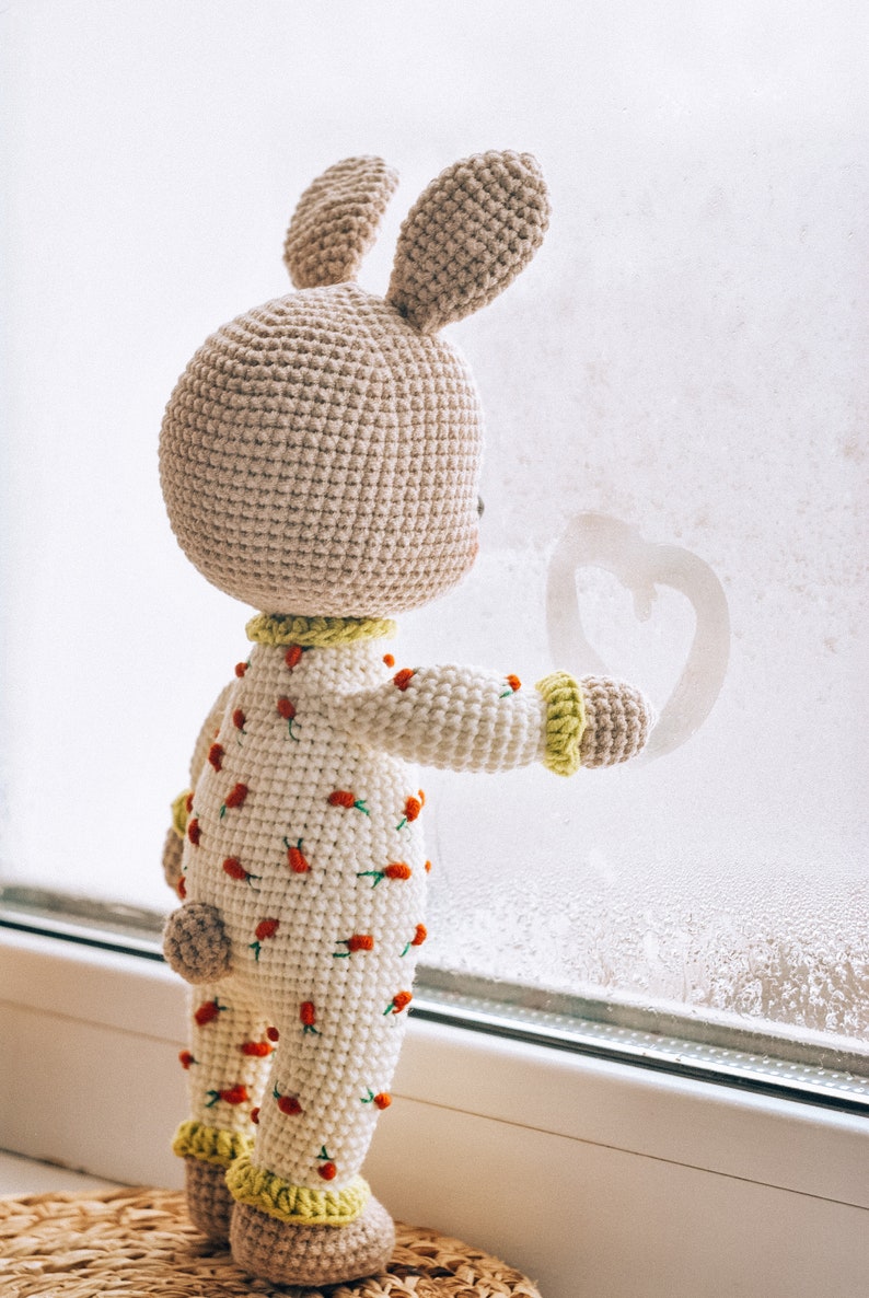 Häschen Häkelanleitung. Süßer gehäkelter Osterhase. Amigurumi Häschen-Muster. Osterhasen Häkelanleitung. Bild 4