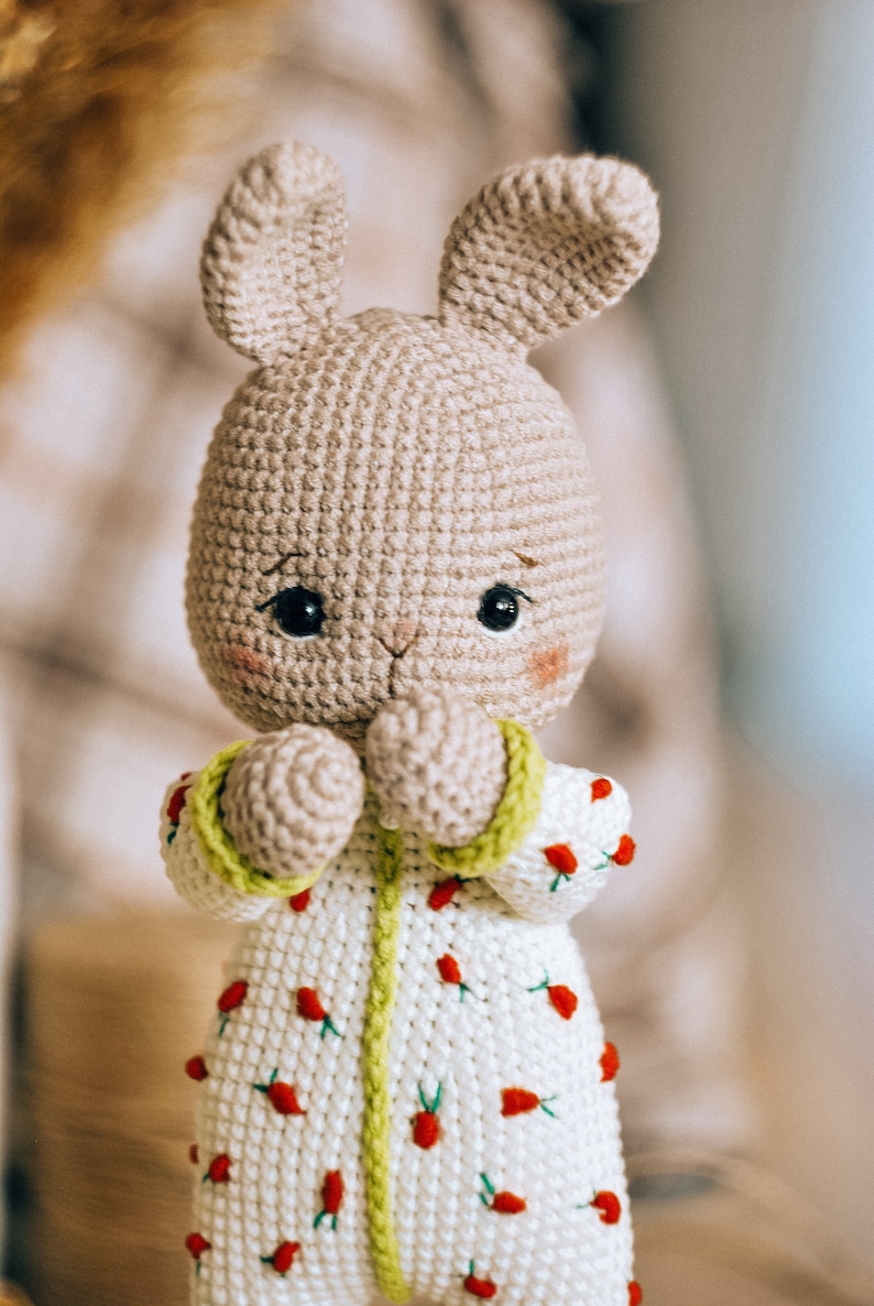 Häschen Häkelanleitung. Süßer gehäkelter Osterhase. Amigurumi Häschen-Muster. Osterhasen Häkelanleitung. Bild 9