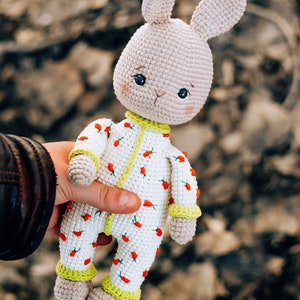 Häschen Häkelanleitung. Süßer gehäkelter Osterhase. Amigurumi Häschen-Muster. Osterhasen Häkelanleitung. Bild 3