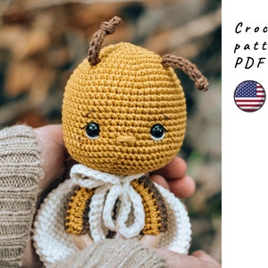 Bee baby rattle crochet pattern. Cute crochet bee rattle pattern. Amigurumi for baby. Crochet English pattern.
