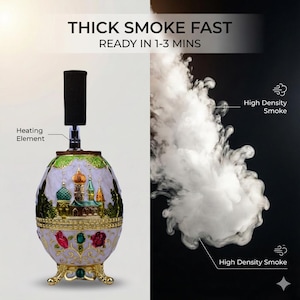 Peut inclure: Un dispositif de fumage en forme d'œuf avec un élément chauffant noir. L'appareil est décoré d'une base dorée, d'accents floraux et de bijoux, et d'une scène de paysage détaillée. Le texte indique "THICK SMOKE FAST READY IN 1-3 MINS". De la fumée à haute densité est montrée.