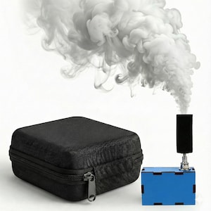 Könnte beinhalten: Ein schwarzes Etui mit Reißverschluss und ein blaues Gerät mit einer schwarzen rechteckigen Komponente, die weißen Rauch vor einem weißen Hintergrund ausstößt. Das Etui ist rechteckig und hat einen Reißverschluss. Das Gerät ist quaderförmig.