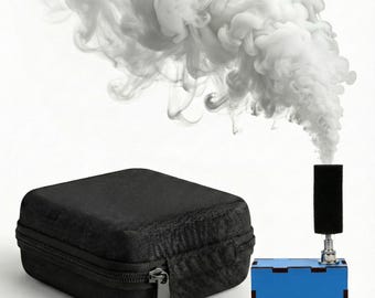 Draagbare mini-vernevelaarset voor visuele effecten. Blauwe draagbare rookmachine voor makers. Inclusief afstandsbediening, navulfles en harde hoes.