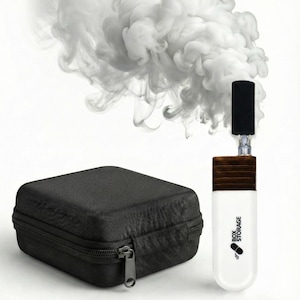 Könnte beinhalten: Ein weiß-brauner Verdampfer mit schwarzem Mundstück und dem Text "BOX STORAGE". Neben dem Verdampfer befindet sich ein schwarzes Etui mit Reißverschluss. Weißer Rauch steigt über den Objekten vor weißem Hintergrund auf.