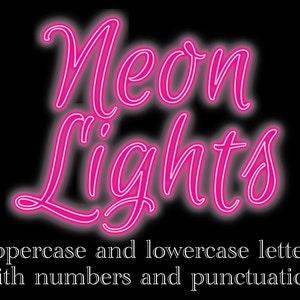 Peut inclure: Enseigne rose néon avec le texte "Neon Lights" en écriture cursive. Le texte est souligné de blanc. Le texte est sur un fond noir.