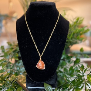 Collana in corniola grezza avvolta in filo metallico