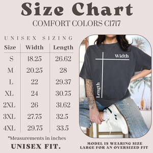 Puede incluir: Tabla de tallas para ropa Comfort Colors C1717 de ajuste unisex. La tabla muestra tallas de la S a la 4XL con medidas de ancho y largo en pulgadas. La modelo lleva una talla L para un ajuste oversize.