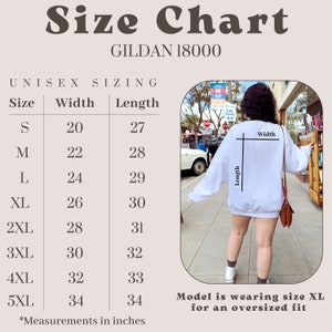 Puede incluir: Tabla de tallas para sudaderas unisex Gildan 18000, que muestra las medidas de ancho y largo en pulgadas para las tallas S a 5XL. La tabla incluye un modelo que lleva una sudadera talla XL como referencia.