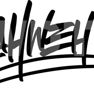 Pode incluir: Um design gráfico preto e cinza da palavra "YAHWEH" em uma escrita estilizada. A palavra é sobreposta com um preenchimento cinza e delineada em preto. Duas linhas pretas curvas estão abaixo.