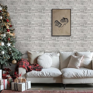 Könnte beinhalten: Ein Wohnzimmer mit einem geschmückten Weihnachtsbaum, Geschenken und einer gerahmten Illustration von Fäustlingen. Das Sofa hat weiße Kissen und eine rot-schwarz karierte Decke. Die Wand besteht aus grauen Ziegeln.