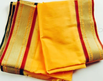 Set di asciugamani Dhoti in misto seta gialla: bordo in zari rosso, verde e dorato.