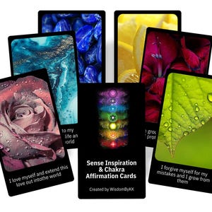 Könnte beinhalten: Eine Sammlung von Affirmationskarten mit Bildern von Blumen, Blättern und abstrakter Kunst. Die Karten haben schwarze Ränder und enthalten den Text "Sense Inspiration & Chakra Affirmation Cards" und Affirmationen.