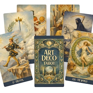 Könnte beinhalten: Ein Art Deco Tarot-Deck mit mehreren Karten, die aufgefächert sind. Die Deckbox ist dunkelblau mit goldenen und grünen Art-Deco-Designs und den Worten "ART DECO TAROT". Die Karten zeigen Illustrationen von Figuren und Symbolen, darunter "DER NARR" und "DIE WELT".