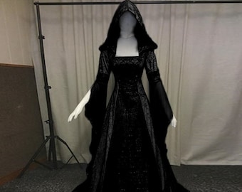 Élégance enchanteresse : cape de costume de mariage de sorcière à capuche