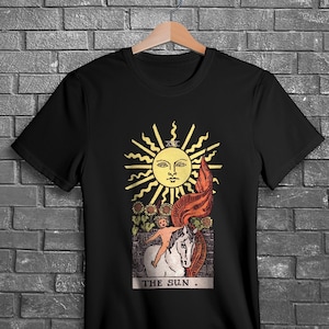 Die Sonne Tarot Karte T-Shirt | Tarot-Karte Shirt | Okkulte Kleidung | Alt Shirt | Gothic Tee | Witchy T-Shirt | Unisex Jersey Kurzarm T-Shirt