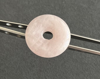 Piedra de donut de cuarzo rosa claro natural de calidad superior, colgante de disco redondo, piedra preciosa de donut, piedra de cuarzo rosa para la fabricación de joyas de 30 mm