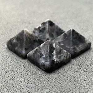 4 Stück natürliche schwarze Labradorit Quadrat Form Pyramide, schwarze Labradorit Pyramide Cabochon, lose Perlen Stein für die Schmuckherstellung 20mmx20 mm